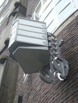 Monumentale lamp aan de voorgevel van het GGD-gebouw.
<br/>
Foto-archief GGD Amsterdam, ca. 2010